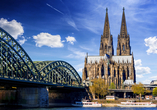 Köln fasziniert mit dem gotischen Kölner Dom und der markanten Hohenzollernbrücke.