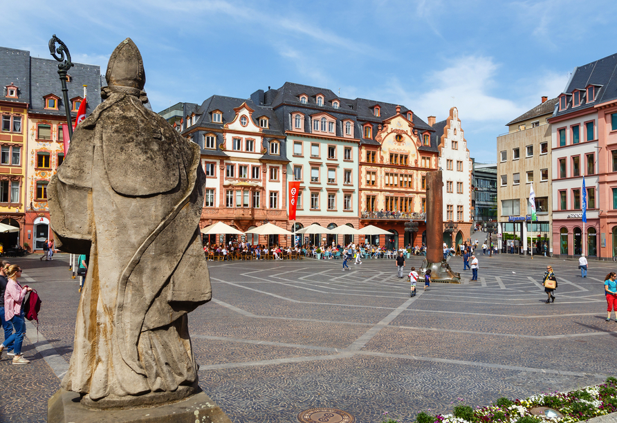 Schlendern Sie in Mainz über den belebten Marktplatz und durch die schöne Altstadt. 