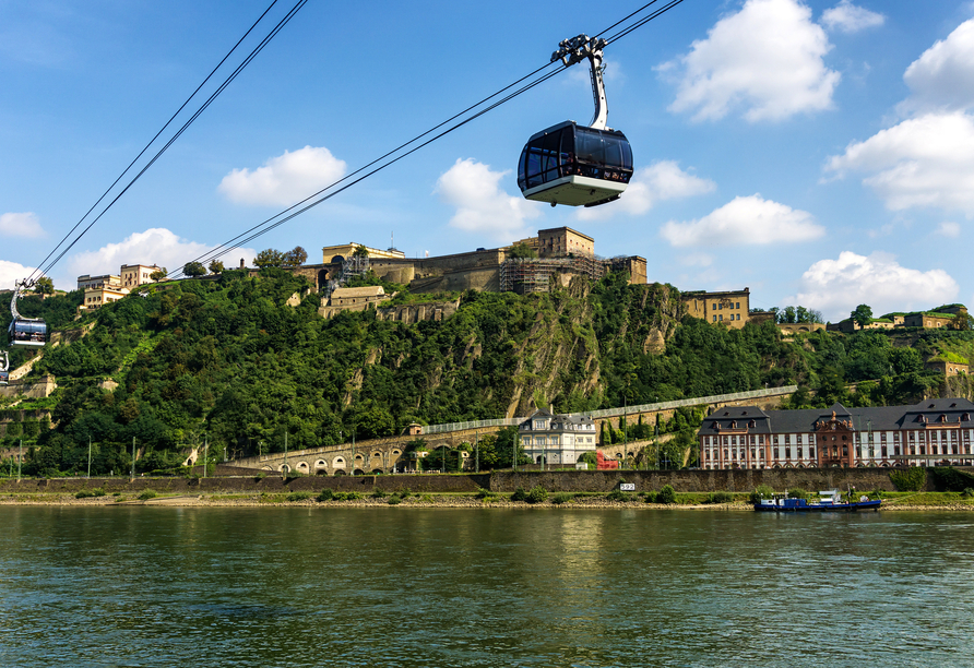 Die Festung Ehrenbreitstein in Koblenz thront hoch über dem Rhein.