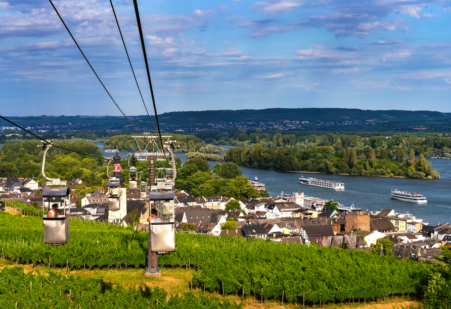 Genießen Sie bei einer Fahrt mit der Seilbahn das einzigartige Panorama über den Rhein und Rüdesheim.