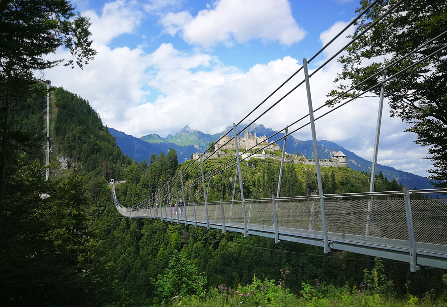 Wagen Sie sich über die spektakuläre Hängebrücke highline179 und genießen Sie einen einzigartigen Ausblick.