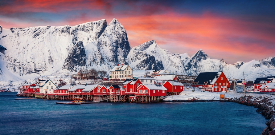 Panoramablick am Abend auf das Archipel der Lofoten-Inseln