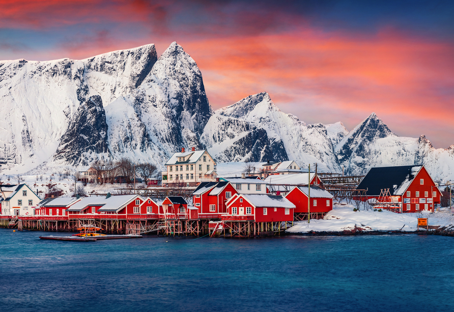 Panoramablick am Abend auf das Archipel der Lofoten-Inseln