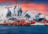 Panoramablick am Abend auf das Archipel der Lofoten-Inseln