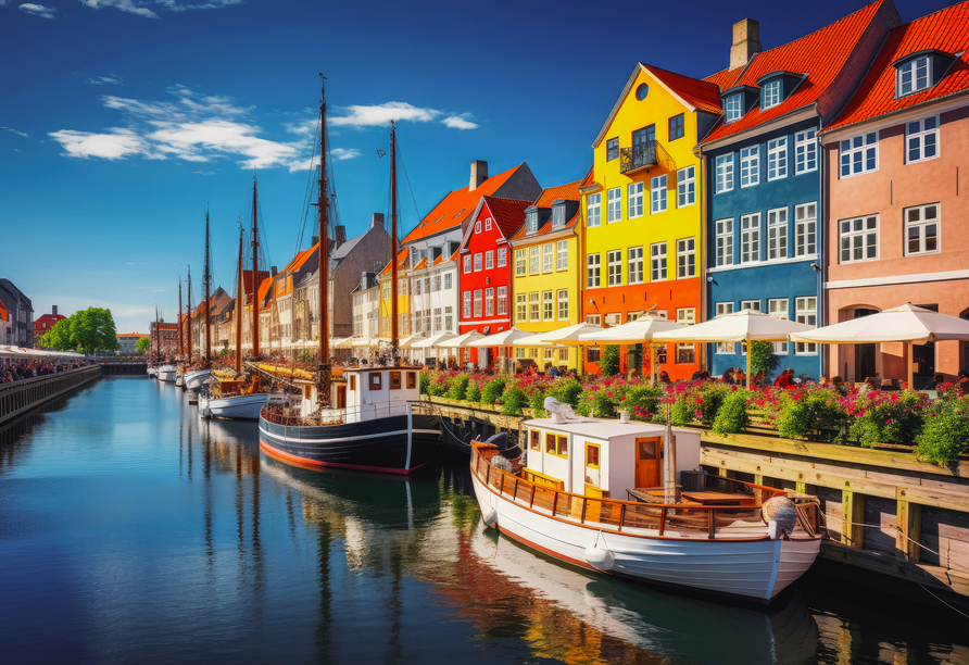 Die belebte Flaniermeile Nyhavn in Kopenhagen erwartet Sie mit zahlreichen Restaurants, Cafés und Bars.