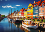 Die belebte Flaniermeile Nyhavn in Kopenhagen erwartet Sie mit zahlreichen Restaurants, Cafés und Bars.