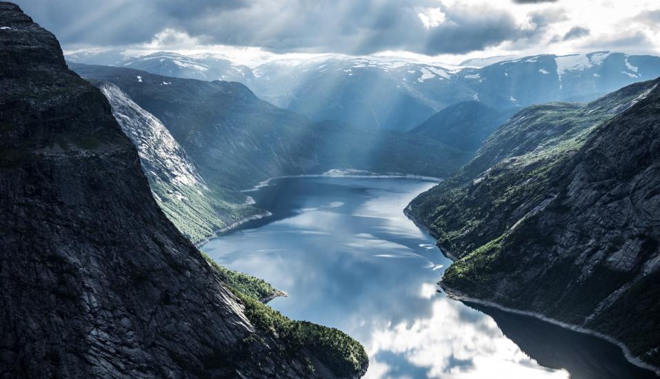 Geirangerfjord mit atemberaubenden Sonnenstrahlen