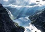 Geirangerfjord mit atemberaubenden Sonnenstrahlen