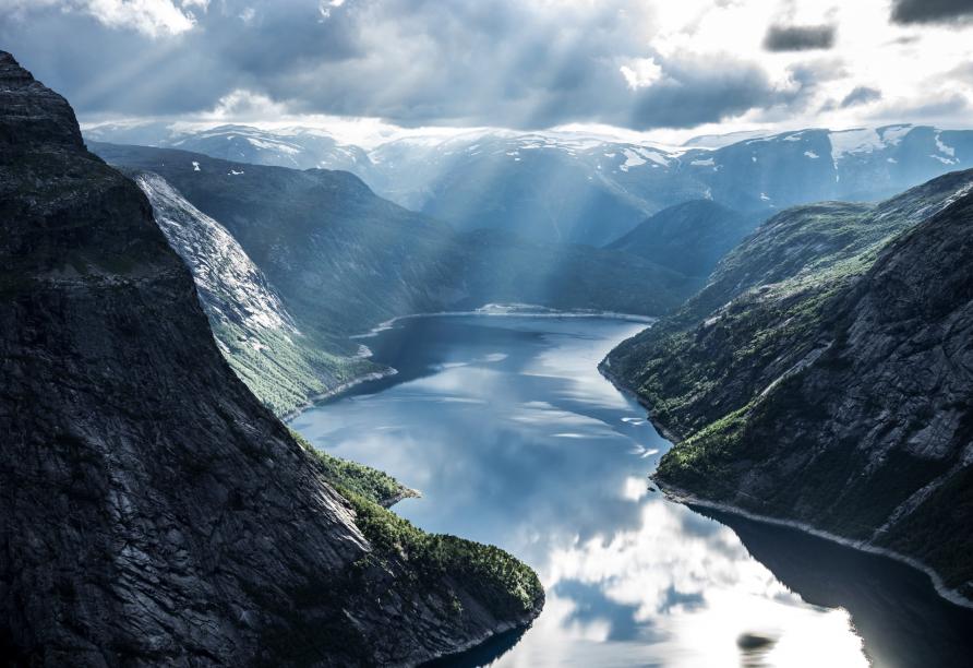 Geirangerfjord mit atemberaubenden Sonnenstrahlen