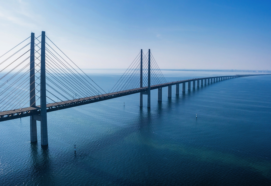 Die Öresundbrücke führt Sie über das Meer direkt in die dänische Hauptstadt Kopenhagen.