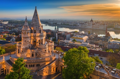 Wunderschöner Sonnenaufgang über der Donau in Budapest