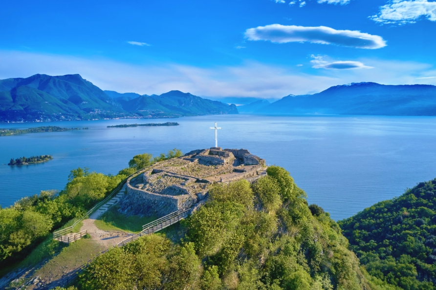 Der Rocca di Manerba ist ca. 1 km von Ihrem Hotel entfernt und bietet eine atemberaubende Aussicht über den Gardasee.