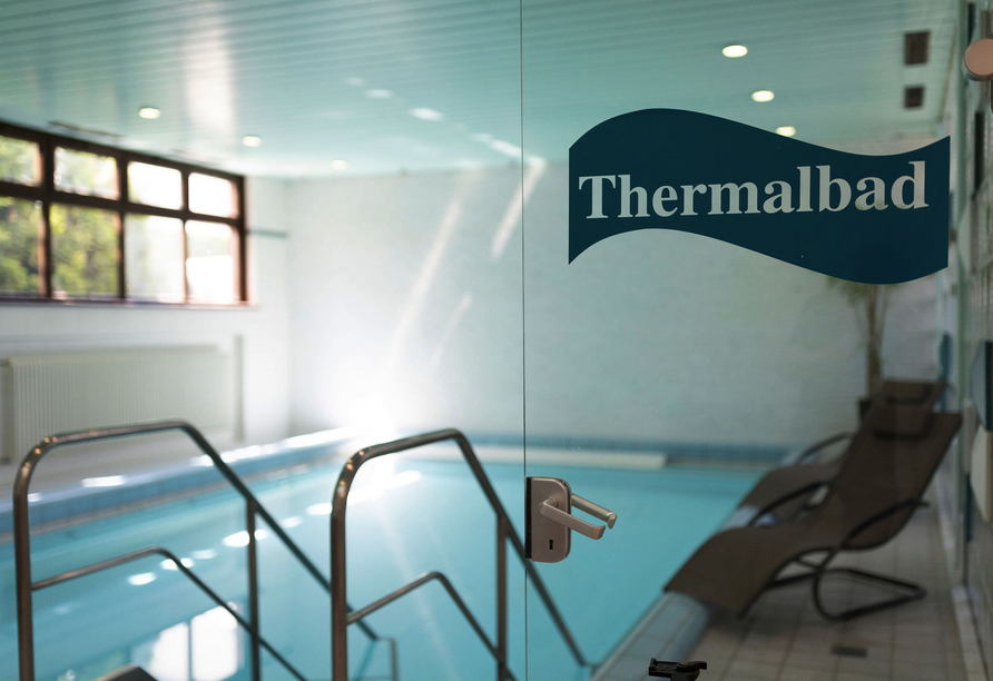Baden Sie im wohltuenden, 36 °C warmen Thermalwasser des hoteleigenen Hallenbads.