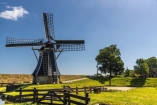 Besuchen Sie das Zuiderzee-Museum in Enkhuizen und bestaunen Sie die historischen Windmühlen.