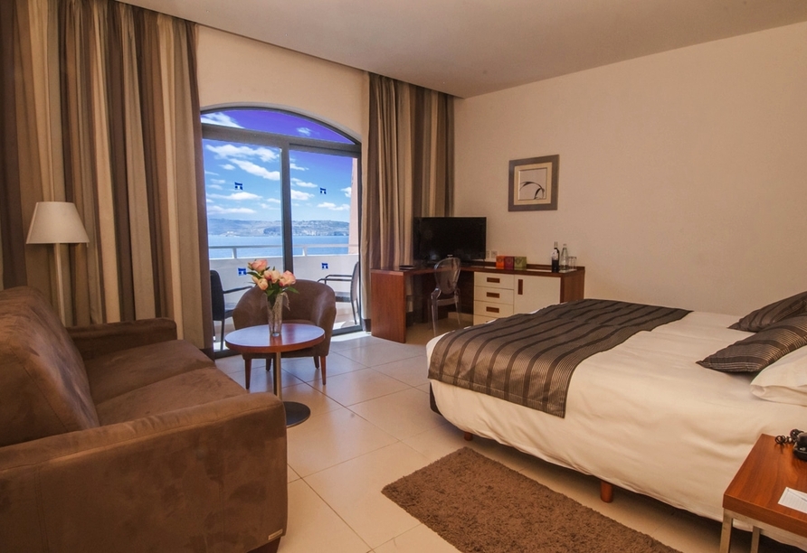Die Doppelzimmer Meerblick bieten einen tollen Ausblick auf das strahlend blaue Meer.