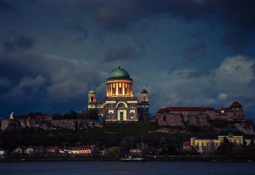 Mitten in der Nacht erreichen Sie das ungarische Esztergom mit der beeindruckenden Basilika.