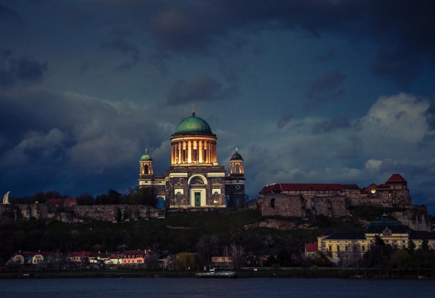 Mitten in der Nacht erreichen Sie das ungarische Esztergom mit der beeindruckenden Basilika.