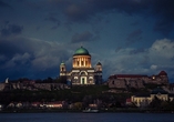 Mitten in der Nacht erreichen Sie das ungarische Esztergom mit der beeindruckenden Basilika.