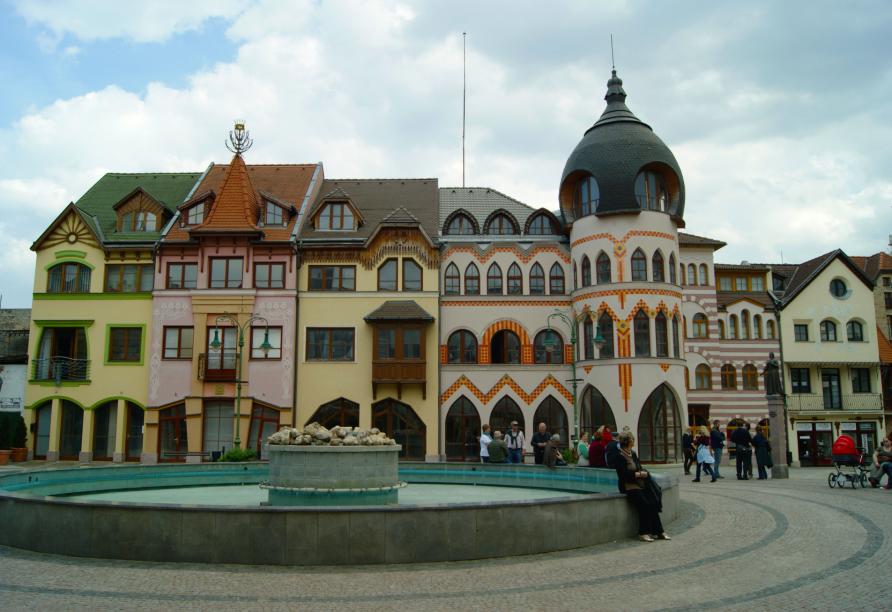 Typische Gebäude auf dem Europaplatz im slowakischen Komárno