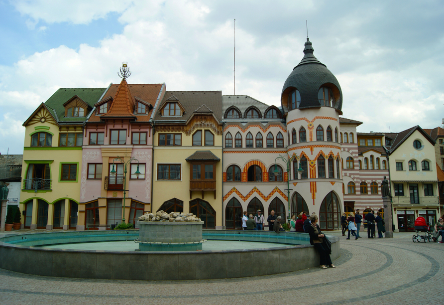 Typische Gebäude auf dem Europaplatz im slowakischen Komárno