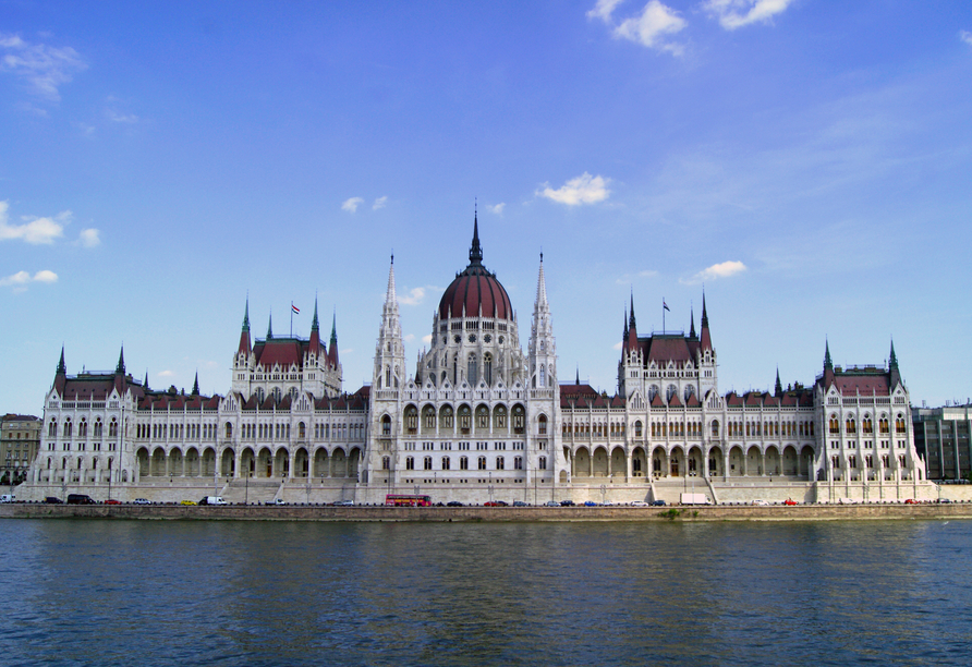 Das imposante Parlamentsgebäude in Budapest