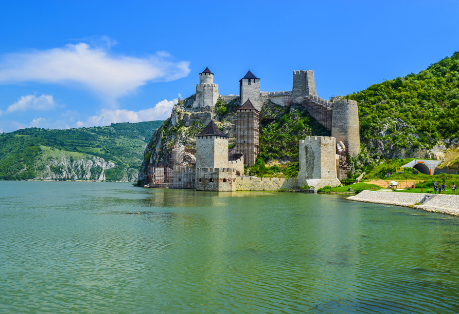 Die mittelalterliche Festung Glubac erhebt sich an einem steilen Bergrücken am Ufer der Donau in Serbien. 