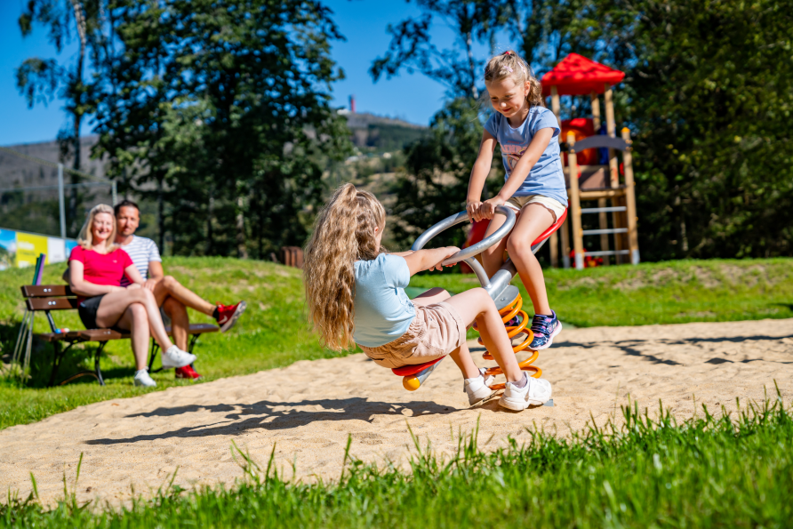 Und auch auf dem Spielplatz können sich die Kinder richtig austoben.