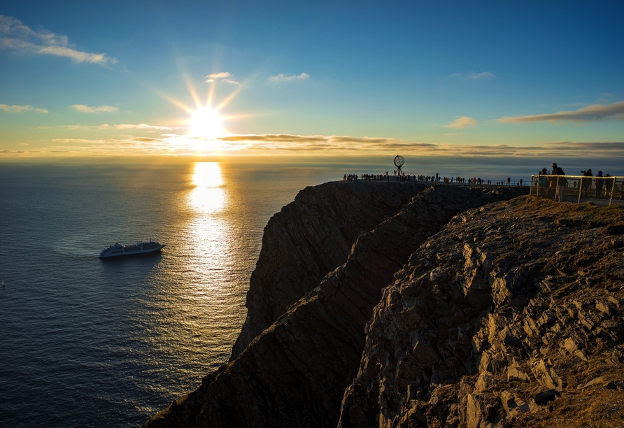 Das berühmte Globusdenkmal am Nordkap versprüht eine mystische Atmosphäre.