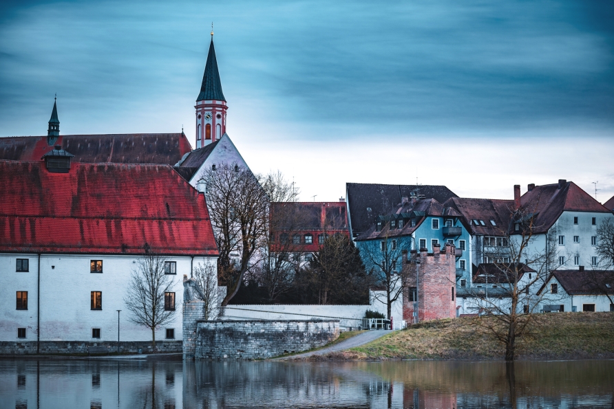 Blick auf das winterliche Straubing und die Donau