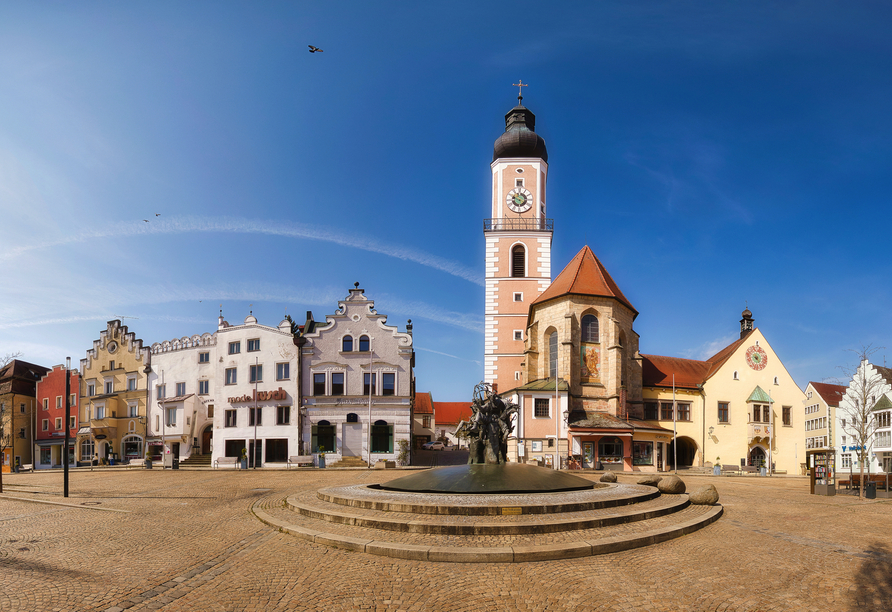 Panorama vom Marktplatz in Cham mit Brunnen und Kirche