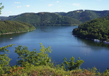 Für Naturfreunde lohnt sich ein Ausflug zum Stausee Hohenwarte.