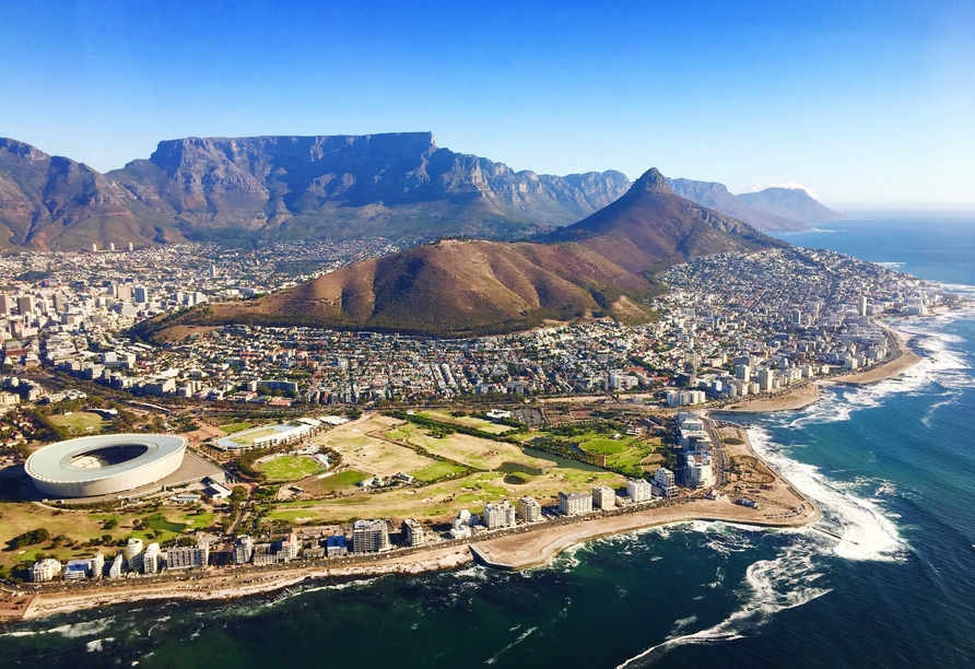 Blick auf Kapstadt mit dem berühmten Tafelberg und dem Lion's Head im Hintergrund.