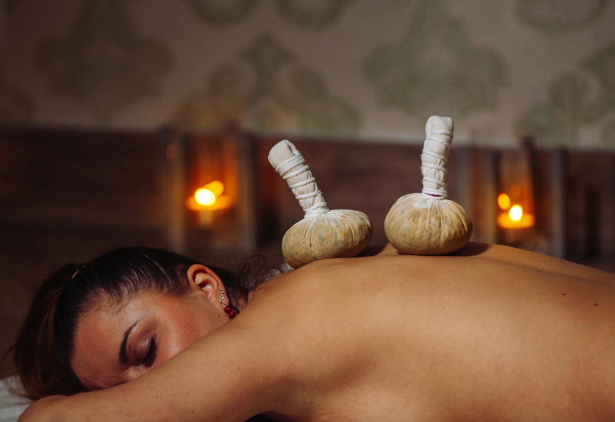 Entspannen Sie bei einer wohltuenden Wellnessbehandlung.