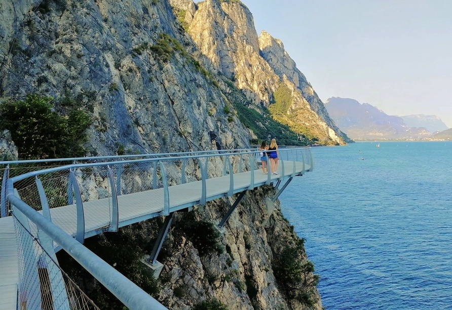 Wandern Sie über den spektakulären Panoramaweg in Limone sul Garda.