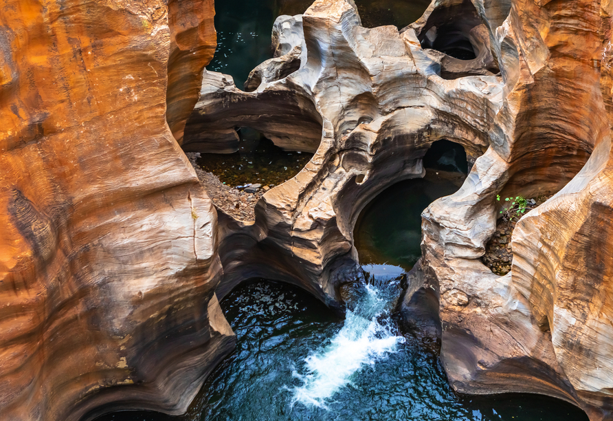 Bizarre Strudellöcher sind durch die Bewegung des Wassers und loser Steine entstanden – die Bourke's Luck Potholes im Blyde River Canyon.