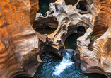 Bizarre Strudellöcher sind durch die Bewegung des Wassers und loser Steine entstanden – die Bourke's Luck Potholes im Blyde River Canyon.