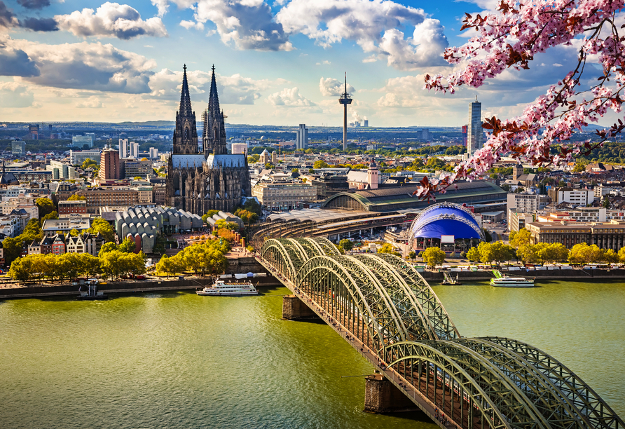 Ihre Reise beginnt und endet in der bunten und charmanten Domstadt Köln. 