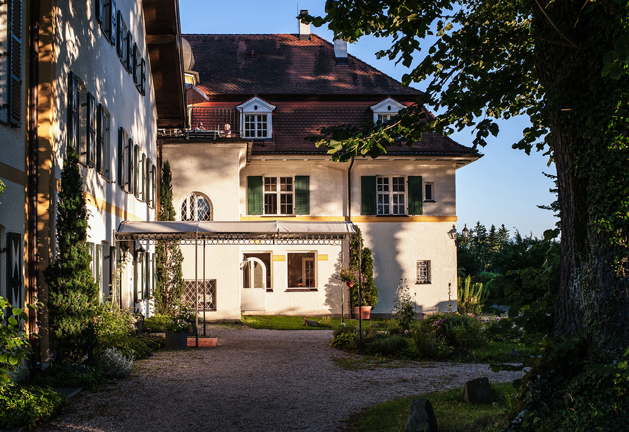 Außenansicht des Hotels Schlossgut Oberambach