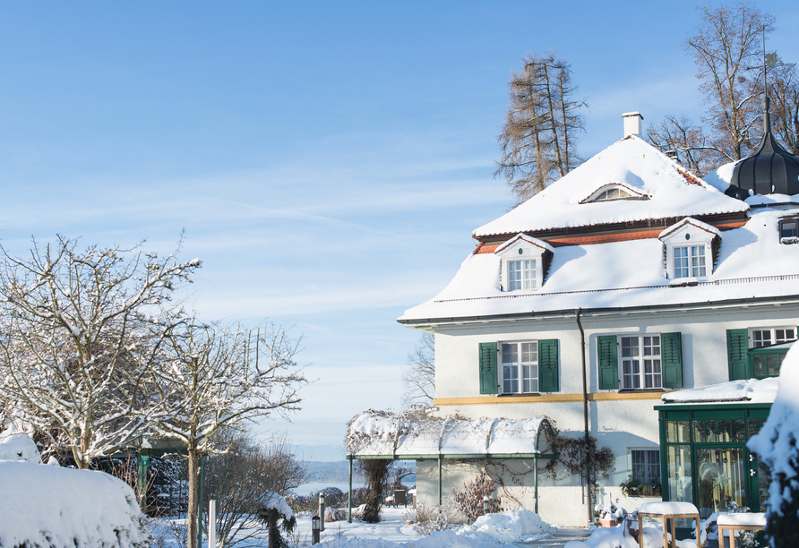 Das Hotel Schlossgut Oberambach im Winter - von einer glitzernden Schneedecke überzogen.