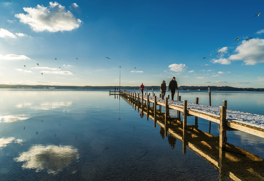 Im Winter lockt der Starnberger See die Menschen zu Spaziergängen in der herrlichen Natur heraus.