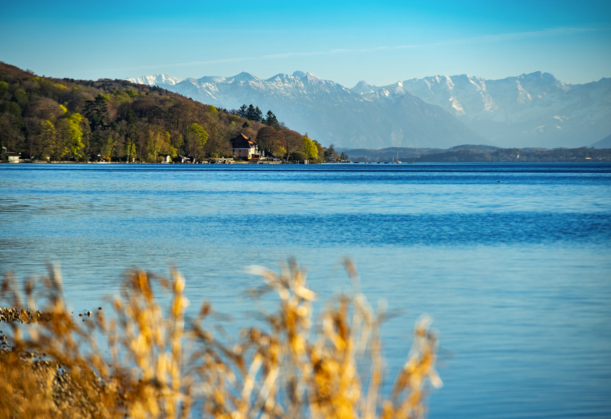 Der Starnberger See mit Blick Richtung Süden auf die Alpen