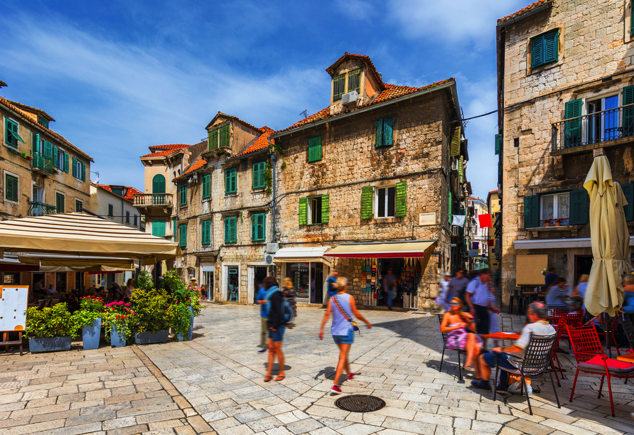 Zwischen alten Steinhäusern und gemütlichen Cafés erleben Sie das mediterrane Flair von Split.