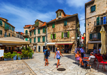 Zwischen alten Steinhäusern und gemütlichen Cafés erleben Sie das mediterrane Flair von Split.