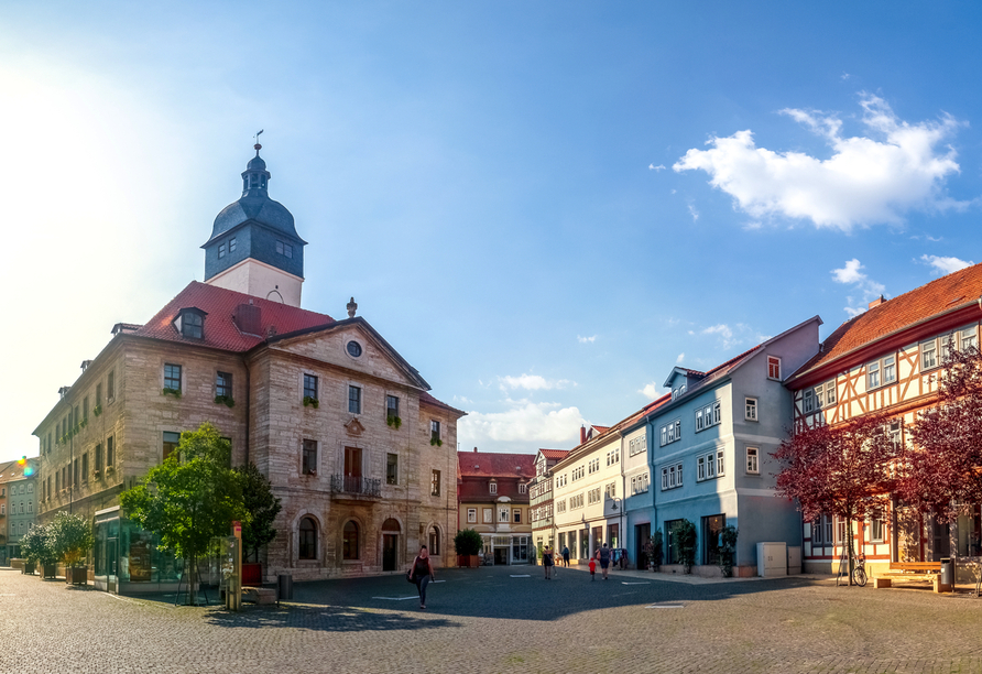 Schlendern Sie über den Neumarkt in Bad Langensalza. Hier haben Sie auch einen Blick auf das Rathaus.