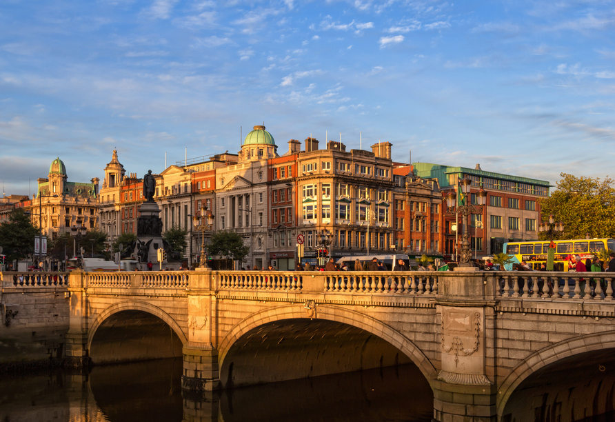 Schlendern Sie durch die eindrucksvolle O'Connell Street in Dublin, Irland.