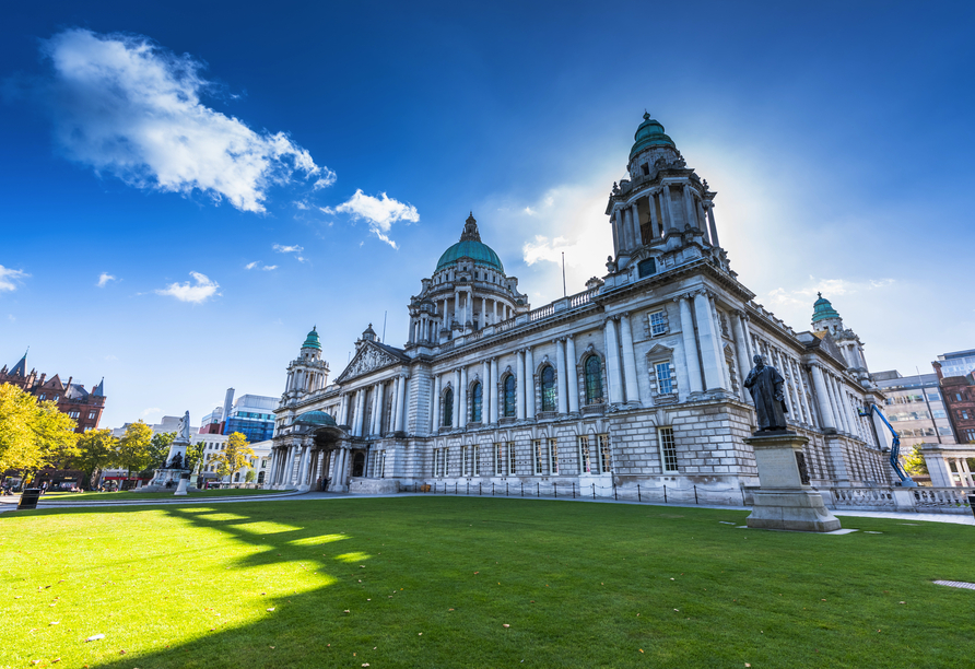 Das prächtige Rathaus von Belfast in Nordirland.