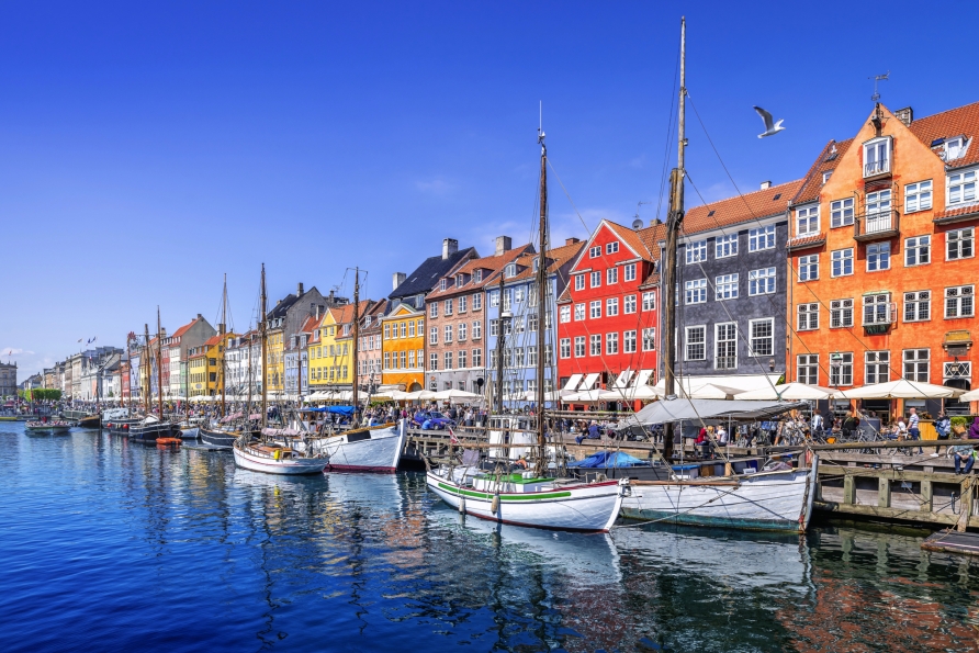 Der bunte, freundliche Nyhavn in Kopenhagen lädt zum Flanieren und Verweilen ein.
