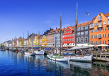 Der bunte, freundliche Nyhavn in Kopenhagen lädt zum Flanieren und Verweilen ein.