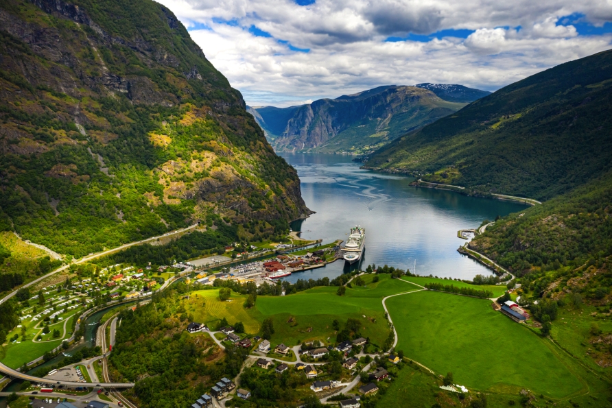 Das kleine Dorf Flåm empfängt Sie malerisch gelegen an den Ufern des Aurlandfjords.