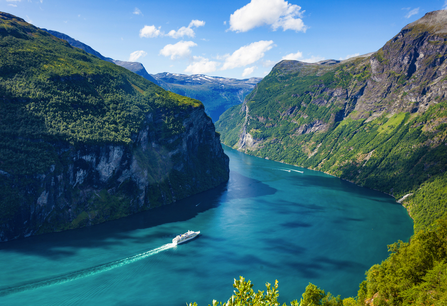 Der tiefblaue Geirangerfjord zählt seit 2005 zum UNESCO-Weltnaturerbe.